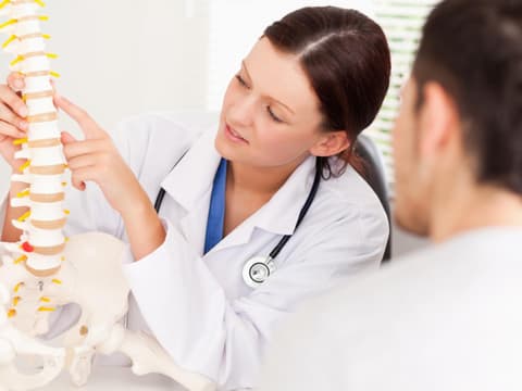 Eine Osteopenie-Therapie zielt darauf ab, den Knochenverlust zu verlangsamen oder zu stoppen.