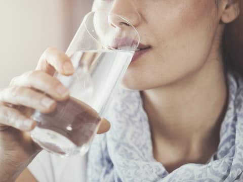 Frau trinkt Wasser