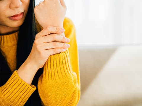 Ein Rheumaschub ist eine vorübergehende Verschlimmerung der Symptome bei rheumatischen Erkrankungen.