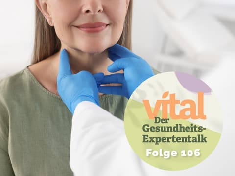 Arzt tastet Schilddrüse ab