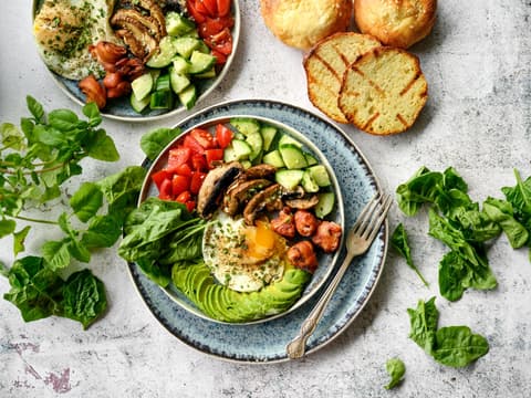 Spiegelei mit Gemuese und Avocado