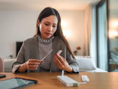 Frau macht Corona-Test