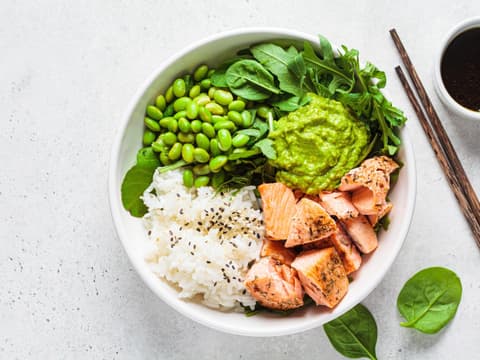 Reis mit Edamame und Lachs