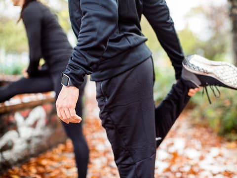 Jogger dehnen sich