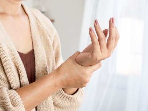 Eingeschlafene Hände sind ein häufiges Phänomen, das viele Menschen gelegentlich erleben.