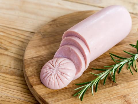 Fleischwurst auf einem Brett