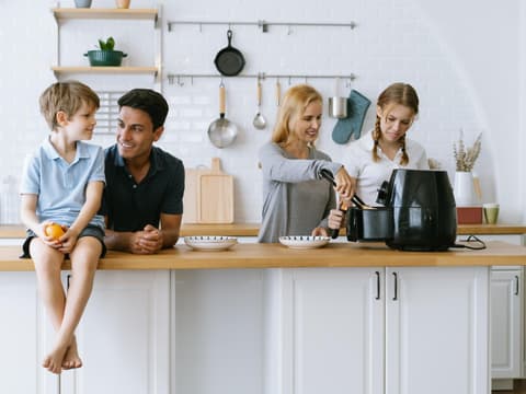 Familie kocht mit Heissluftfritteuse