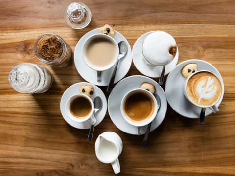 Verschiedene Kaffeetassen auf einem Tisch