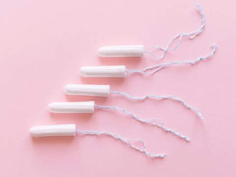Verschiedene Tampons vor rosa Hintergrund