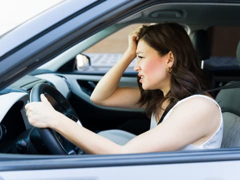 Panikattacken beim Autofahren sind beängstigend.