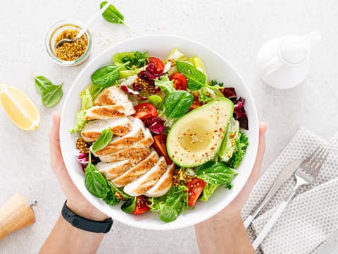 Hühnchen auf Salat mit Avocado