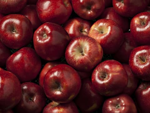Glänzende rote Äpfel