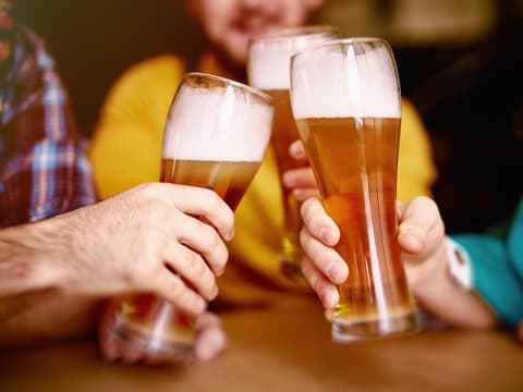 Personen stoßen mit alkoholfreiem Bier an