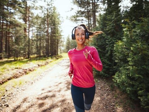 Frau joggt im Wald