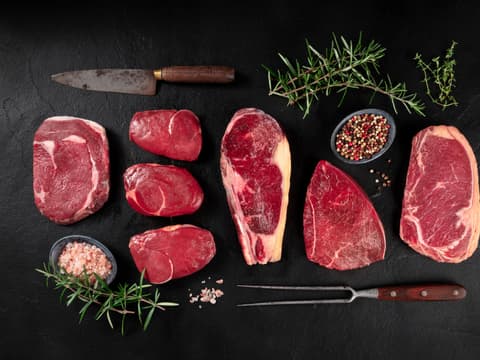 Die Carnivore Ernährung setzt unter anderem auf viel rotes Fleisch. 
