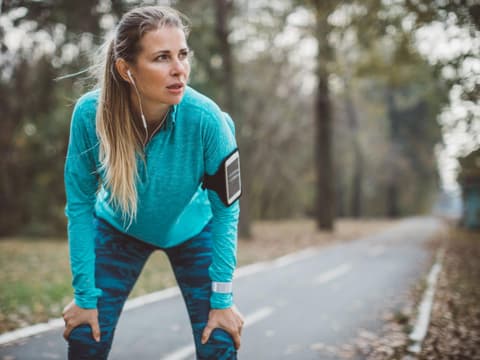 Frau joggt 