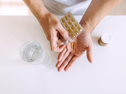 Person nimmt Vitamin D