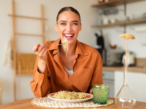 Frau isst Pasta