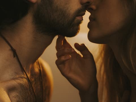 Macht und Kontrolle spielen eine zentrale Rolle im Sexualleben eines Narzissten.
