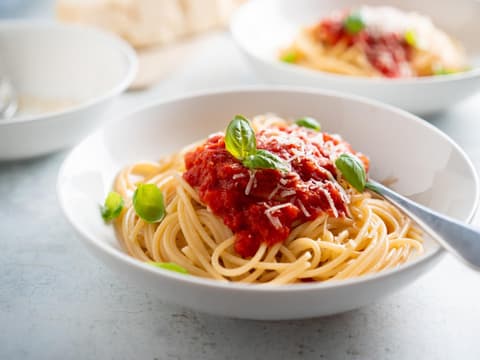 Zwei Teller Pasta mit Tomatensoße