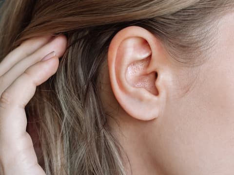 Pickel im Ohr entstehen durch verstopfte Hautporen im Gehörgang