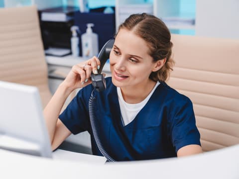 Arzthelferin am Telefon