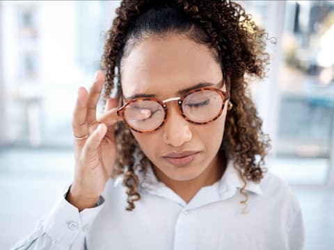 Frau reibt sich die Augen