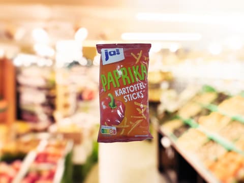 Kartoffelsticks vor Supermarkthintergrund