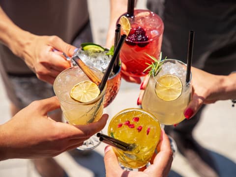 Mit Cocktails anstoßen