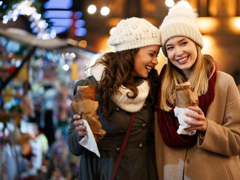 Zwei Frauen auf dem Weihnachtsmarkt