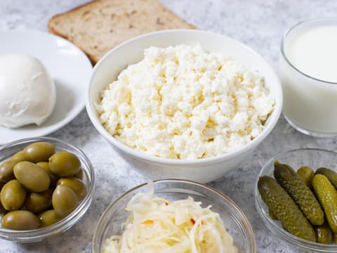 Probiotische Lebensmittel wie Hüttenkäse, Gurken und Sauerkraut