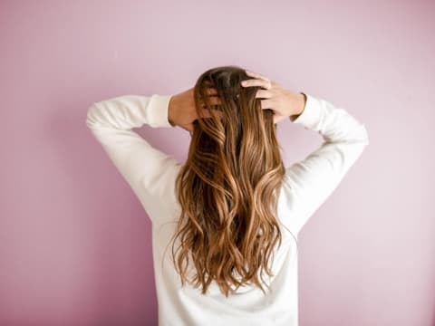 Junge Frau mit langen Haaren