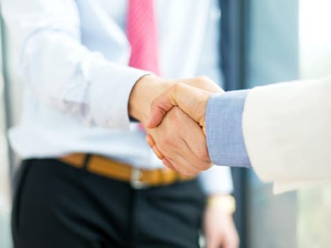 Zwei Personen schütteln Hände
