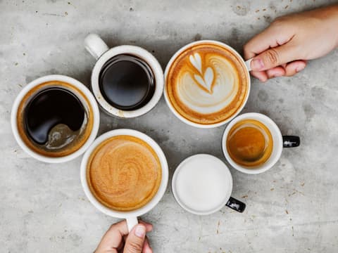 Verschiedene Kaffeegetränke in Tassen