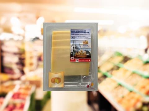Käse vor Supermarkthintergrund