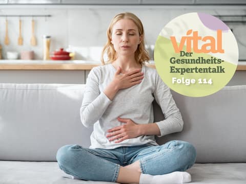 Frau macht beruhigende Atemübungen