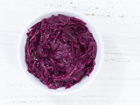 Rotkohl in einer Schale