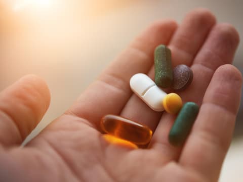 Hand mit Tabletten darin