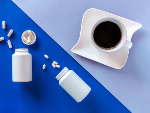 Pillendosen und Kaffeetasse