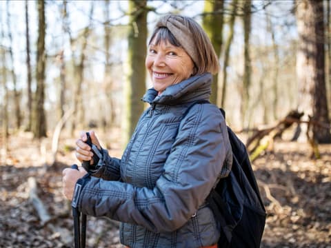 Ältere Frau macht Nordic Walking