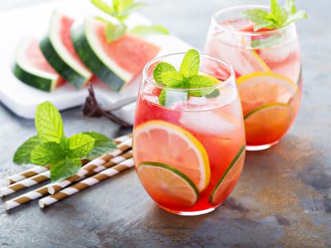 Alkoholfreie Drinks mit Melone und Grapefruit
