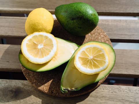 Avocados und Zitronen bilden ein unschlagbares Duo für das Immunsystem.