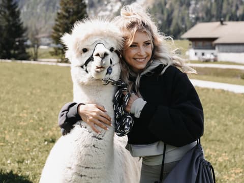 Cathy Hummels posiert mit einem Alpaka