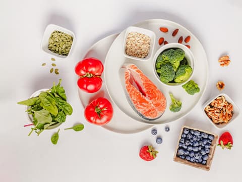 Entzündungshemmende Lebensmittel wie Fisch, Beeren, Nüsse und Brokkoli