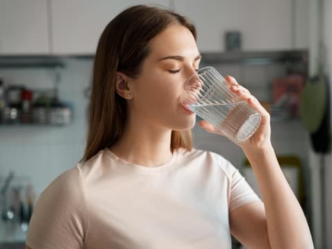 Frau trinkt Wasser