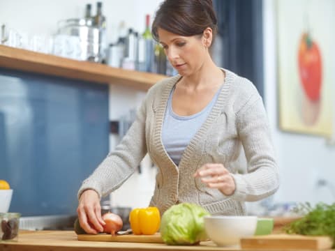 Frau bereitet Essen zu