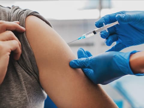 Impfung wird in Arm gespritzt