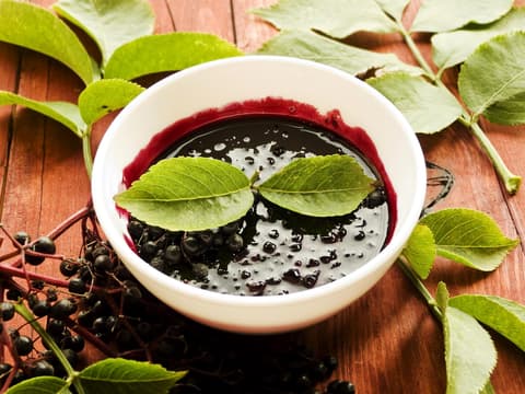 Holunderbeeren enthalten eine Vielzahl von Vitaminen und Mineralstoffen.