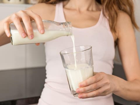 Rohmilch wird eingeschüttet