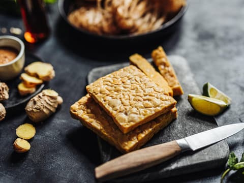 Zwei Blöcke Tempeh auf einem Schneidebrett